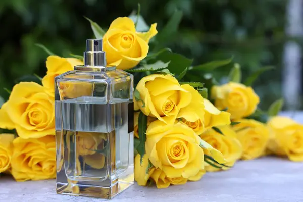 Parfüm Und Schöner Strauß Gelber Rosen Auf Hellem Tisch Freien — Stockfoto
