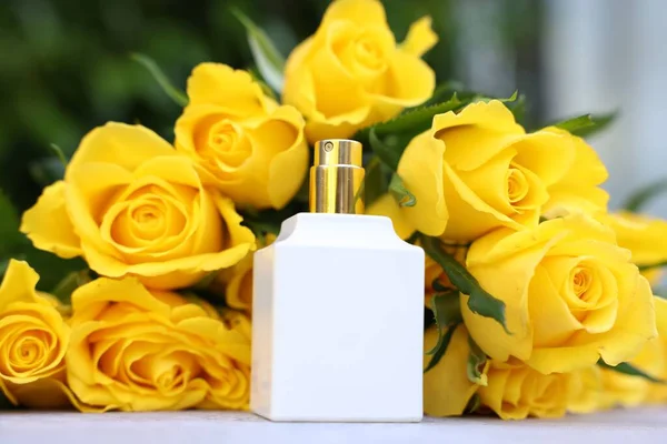 Perfume Belo Buquê Rosas Amarelas Mesa Luz Close — Fotografia de Stock