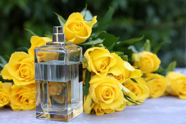 Perfume Belo Buquê Rosas Amarelas Mesa Luz Espaço Para Texto — Fotografia de Stock