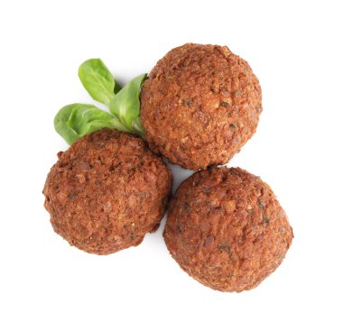 Beyaz arka planda nefis falafel köfteleri ve kuzular, üst manzara. Vegan et ürünleri