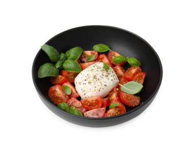 Beyaz arka planda mozarella, domates ve fesleğenli lezzetli Caprese salatası.