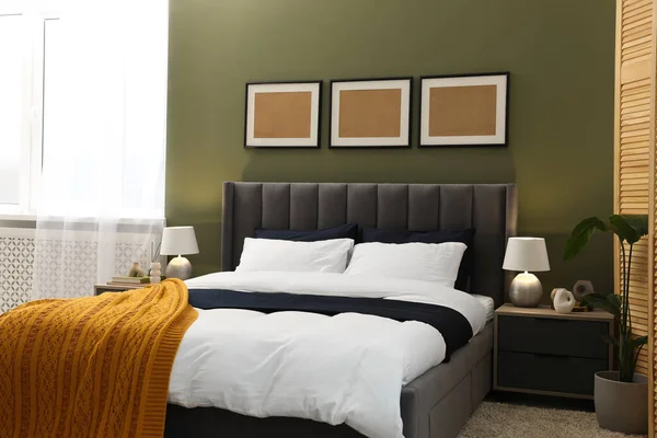 Большая Удобная Кровать Постельное Белье Домашнее Растение Стильной Комнате Дизайн — стоковое фото
