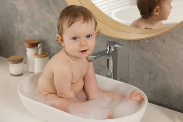 Cute Little Baby Kąpieli Zlewie Domu — Zdjęcie stockowe