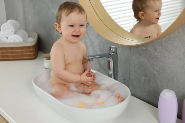 Niedliches Kleines Baby Badet Hause Waschbecken — Stockfoto