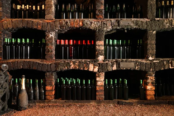 Багато Пляшок Різних Алкогольних Напоїв Полицях Підвалі — стокове фото