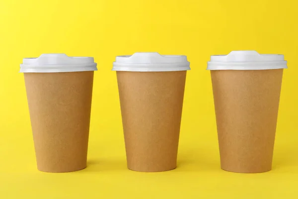 Pappbecher Mit Weißen Deckeln Auf Gelbem Hintergrund Coffee — Stockfoto
