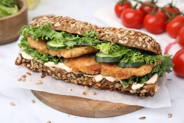 Läcker Smörgås Med Schnitzel Vitt Bord — Stockfoto