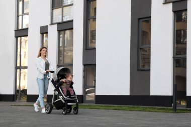 Bebek arabasında gezen sevimli bir çocukla mutlu bir dadı.