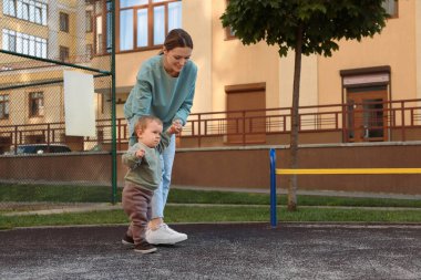 Mutlu dadı dışarıda küçük sevimli bir çocukla yürüyor, mesaj atmak için yer var.