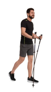 İskandinav usulü yürüme pratiği yapan bir adam.