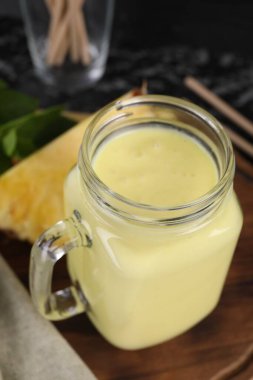 Masadaki kavanozda nefis ananas kokteyli, yakın plan.