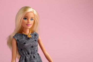 Mykolaiv, Ukrayna - 2 Eylül 2023: Soluk pembe arka planda güzel Barbie bebek, metin için boşluk