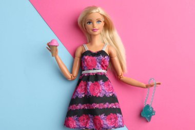 Mykolaiv, Ukrayna - 4 Eylül 2023: Dondurmalı ve renkli çantalı güzel Barbie bebek