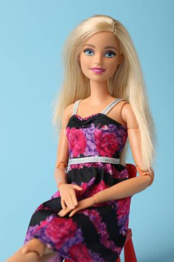 Mykolaiv, Ukrayna - 4 Eylül 2023: Açık mavi arka planda güzel Barbie bebek