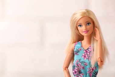 Mykolaiv, Ukrayna - 4 Eylül 2023: Beyaz arka planda güzel Barbie bebek, metin için boşluk