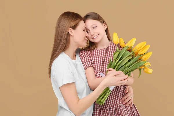 Matka Její Roztomilá Dcera Kyticí Žlutých Tulipánů Béžovém Pozadí — Stock fotografie
