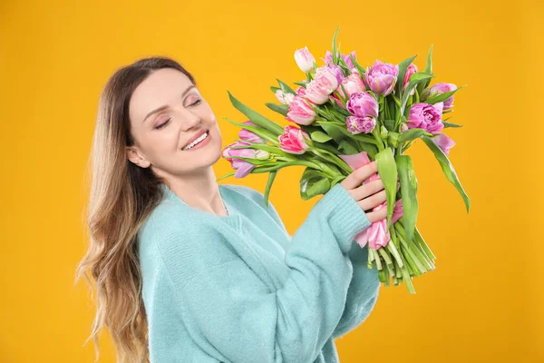 Щаслива Молода Жінка Букетом Красивих Тюльпанів Жовтому Фоні — стокове фото