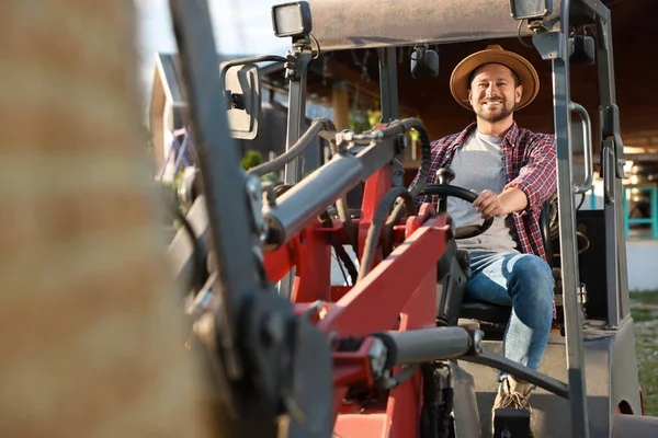 Yükleyicide Gülen Çiftçi Dışarıda Saman Taşıyor — Stok fotoğraf