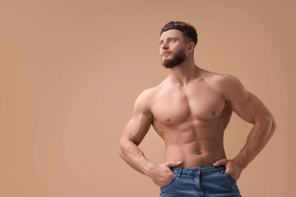 Bonito Homem Musculoso Fundo Bege Espaço Para Texto Corpo Sexy — Fotografia de Stock