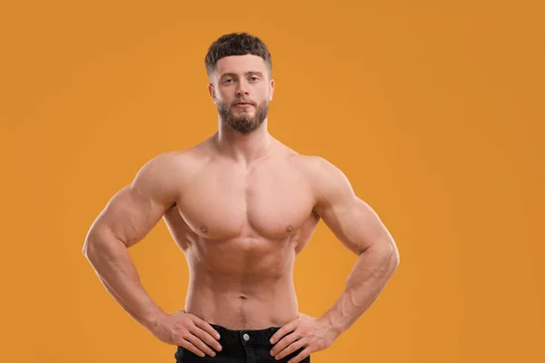 Hombre Musculoso Guapo Sobre Fondo Naranja Cuerpo Sexy —  Fotos de Stock