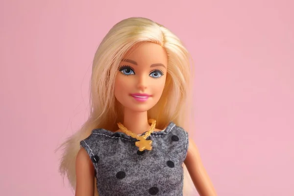 Mykolaiv Ukraine Septembre 2023 Belle Poupée Barbie Sur Fond Rose — Photo