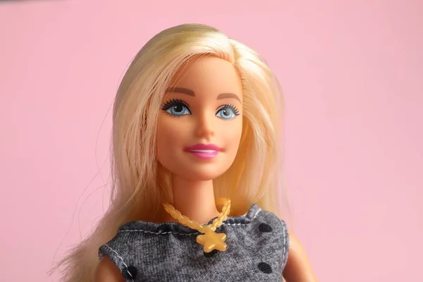 Mykolaiv Ucraina Settembre 2023 Bella Bambola Barbie Sfondo Rosa Pallido — Foto Stock
