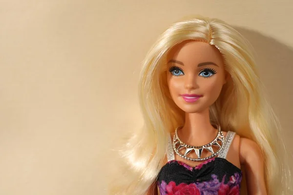 Mykolaiv Ukraine Septembre 2023 Belle Poupée Barbie Portant Collier Sur — Photo