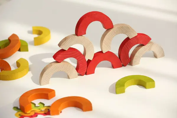 Kolorowe Drewniane Kawałki Gry Ustawione Białym Stole Zabawka Edukacyjna Dla — Zdjęcie stockowe