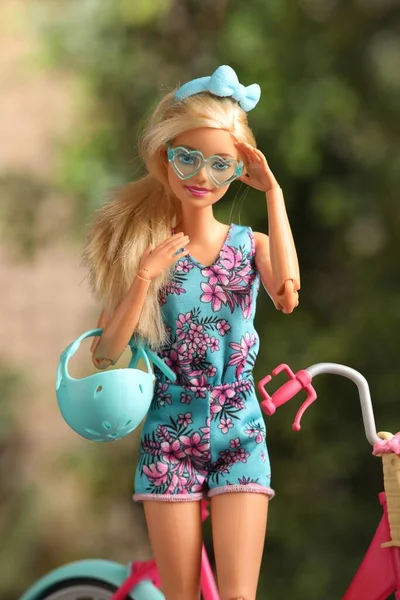Mykolaiv Ucrania Septiembre 2023 Hermosa Muñeca Barbie Con Casco Bicicleta — Foto de Stock