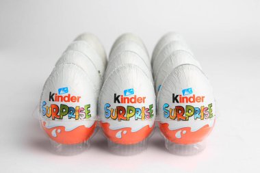 Sveti Vlas, Bulgaristan - 26 Haziran 2023: Beyaz zemin üzerinde plastik tepside Kinder Sürpriz Yumurtaları