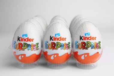 Sveti Vlas, Bulgaristan - 26 Haziran 2023: Beyaz zemin üzerinde plastik tepside Kinder Sürpriz Yumurtaları