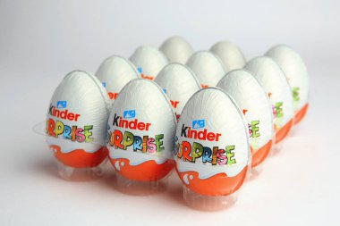 Sveti Vlas, Bulgaristan - 26 Haziran 2023: Beyaz zemin üzerinde plastik tepside Kinder Sürpriz Yumurtaları
