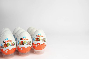 Sveti Vlas, Bulgaristan - 26 Haziran 2023: Beyaz arka planda plastik tepside Kinder Sürpriz Yumurtaları. Metin için boşluk