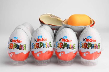 Sveti Vlas, Bulgaristan - 26 Haziran 2023: Beyaz arka planda plastik tepside oyuncak içeren Kinder Sürpriz Yumurtalar ve Kapsül