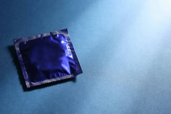 Kondom Balíček Modrém Pozadí Prostor Pro Text Bezpečný Sex — Stock fotografie