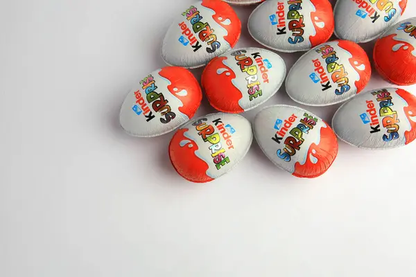 Sveti Vlas Bulharsko Června 2023 Kinder Surprise Eggs White Background — Stock fotografie