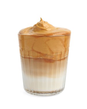 Beyaz üzerine izole edilmiş lezzetli dalgona kahvesi.