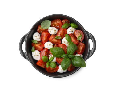 Beyaz arka planda mozarella topları, domatesler ve fesleğenli Caprese salatası.