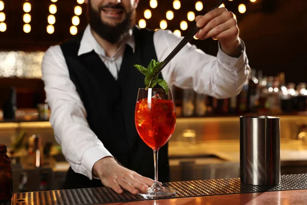 Barman Dělá Čerstvý Alkoholický Koktejl Baru Detailní Záběr — Stock fotografie