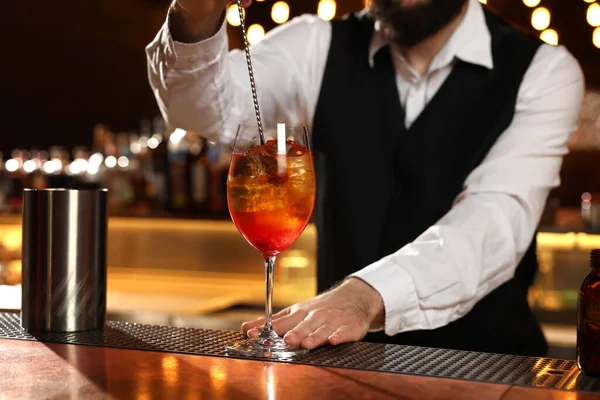 Barman Dělá Čerstvý Alkoholický Koktejl Baru Detailní Záběr — Stock fotografie