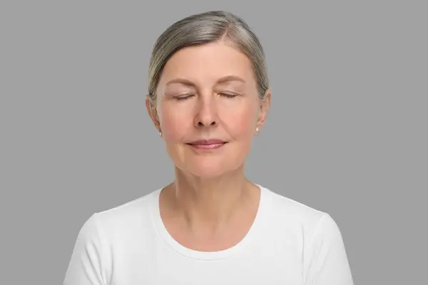 老年妇女的画像 皮肤灰白色背景 康复治疗 — 图库照片