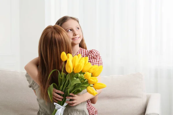 Dcera Blahopřeje Mamince Kyticí Žlutých Tulipánů Doma Prostor Pro Text — Stock fotografie