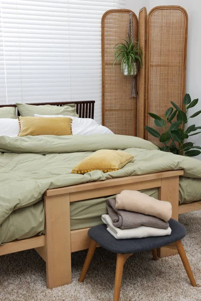 Спальні Зручне Ліжко Чудові Зелені Домашні Рослини — стокове фото