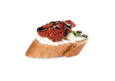 Lezzetli bruschetta, güneşte kurutulmuş domates, krem peynir ve beyaz üzerine izole edilmiş balzamik sirke.