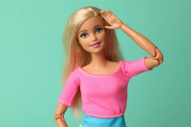 Mykolaiv, Ukrayna - 2 Eylül 2023: Turkuaz arka planda güzel Barbie bebek