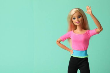 Mykolaiv, Ukrayna - 2 Eylül 2023: Turkuaz arka planda güzel Barbie bebek, metin için alan