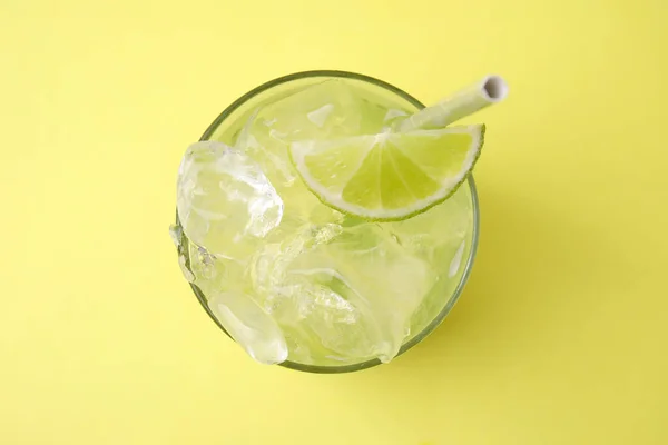 Glas Uppfriskande Dryck Med Lime Gul Bakgrund Ovanifrån — Stockfoto