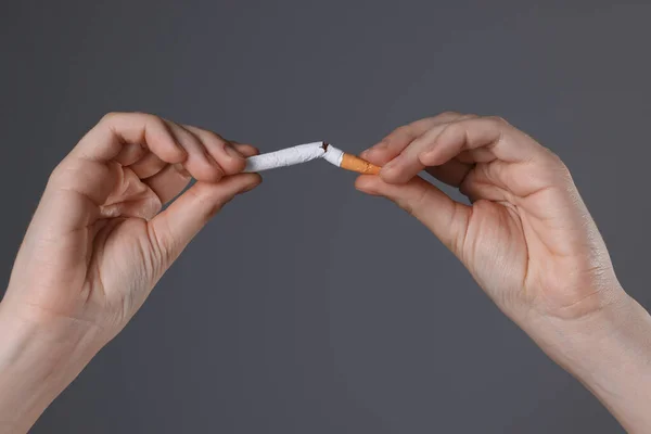 Pare Fumar Conceito Mulher Quebrando Cigarro Fundo Cinza Close — Fotografia de Stock
