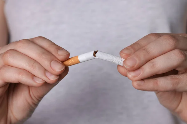 Rauchstopp Konzept Frau Bricht Zigarette Nahaufnahme — Stockfoto