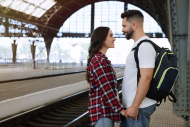 Uzun mesafeli ilişki. Tren istasyonu platformunda güzel bir çift, mesaj için yer